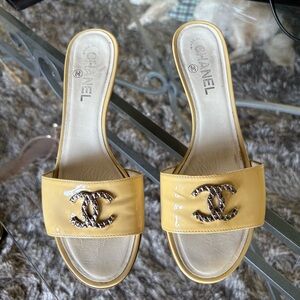 Chanel Cream Patent Leather Slide Sandals Size 39